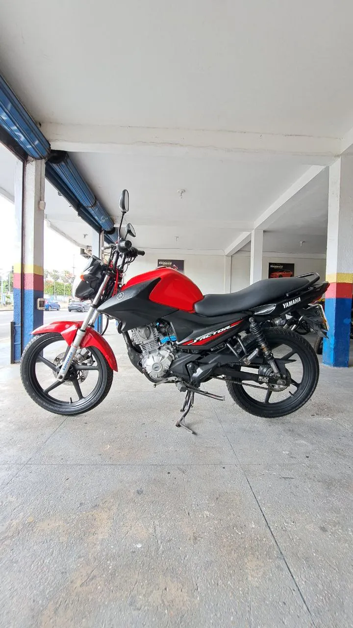 YAMAHA YBR 125 FACTOR ED LATERAL ESQUERDA